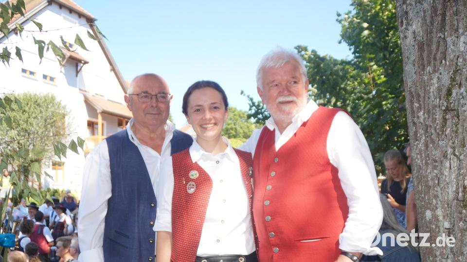 Rebecca Ferstl freut sich über die Teilnahme des Kreisvorsitzenden des Nordbayerischen Musikbundes, Josepf Ferstl (links), und des stellvertretenden Bezirksvorsitzenden Ferdinand Münch Bild: wel