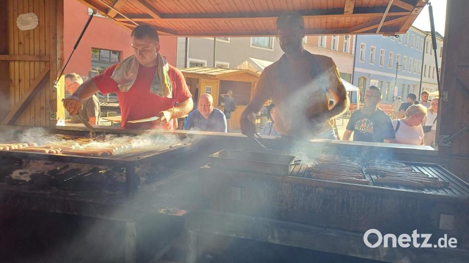 Zu den 30 Grad Außentemperaturen erhielt das Bratwurst-Grillteam - links Maximilian Gebhardt, rechts Markus Meissner - in seinem Stand noch ein paar Grad draufgepackt. Bild: u