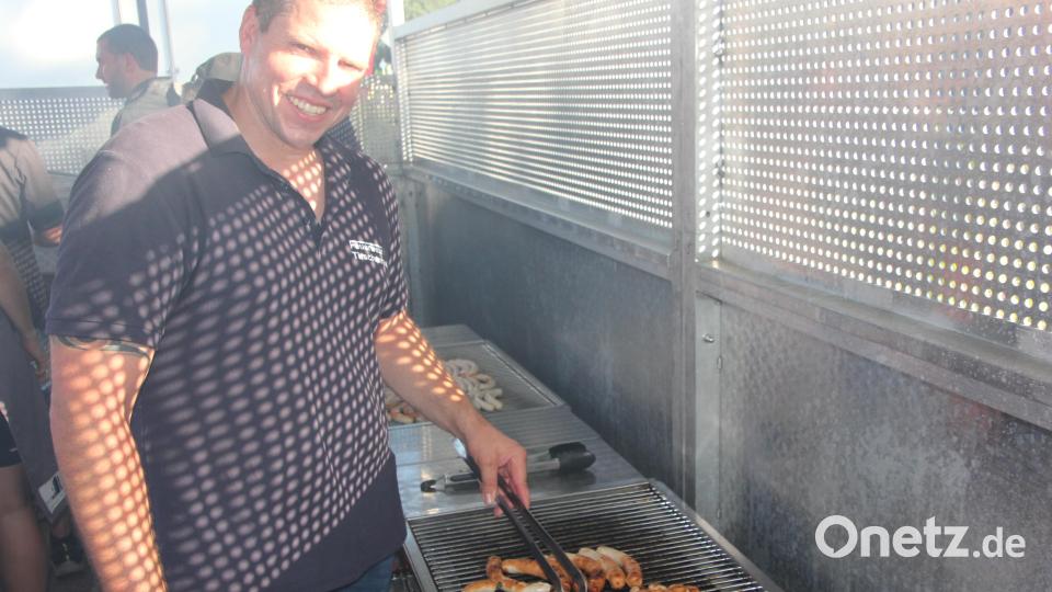 Trotz der Hitze herrschte gute Laune im Bratwurststand. Bild: kro