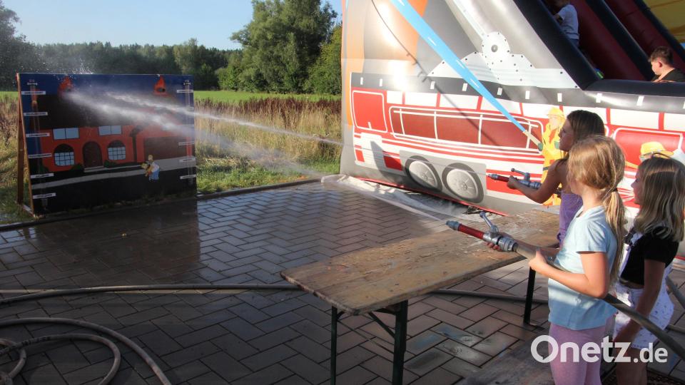 Wasserspritzen machte auch diesen Mädels Spaß. Bild: kro