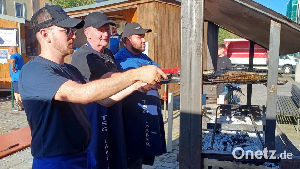 Gefragt waren bei den Gästen nicht nur die Bratwürste, auch die gegrillten Forellen. Von links: Michael Meindl, Michael Vögele und Wolfgang Vögele erledigten ihren Job perfekt. Bild: u