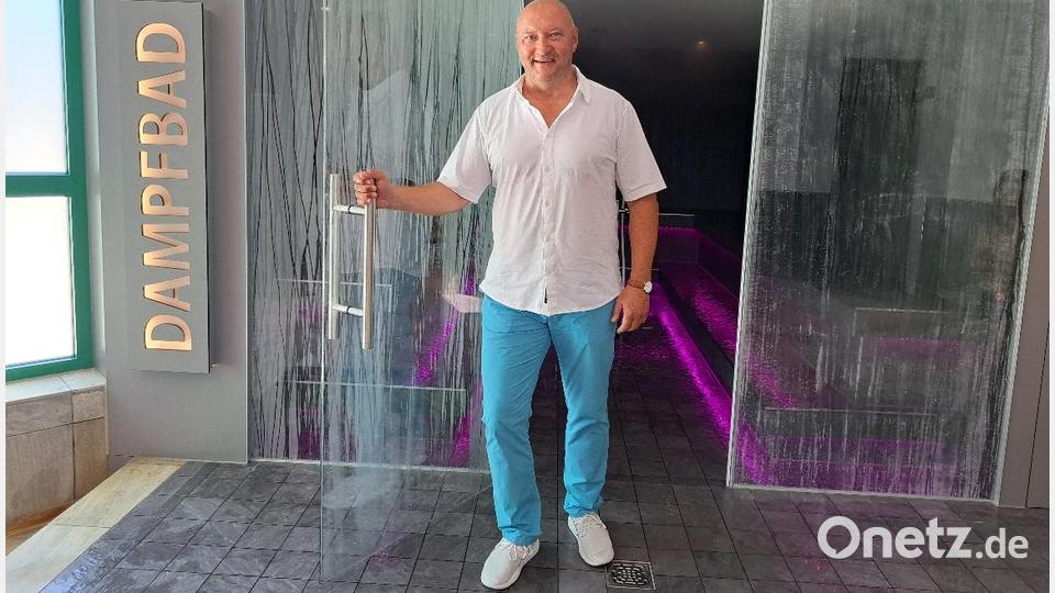 Gerhard Kreutzer, Leiter des Freizeitzentrums in Weiden freut sich, dass den Besuchern nun die neue Dampfsauna zur Verfügung steht. Bild: Jessica Fechner