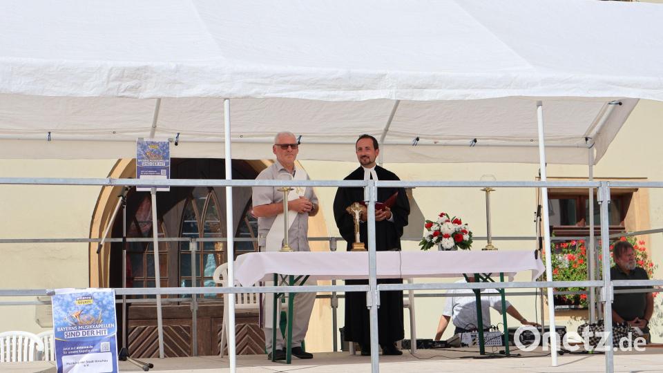 In den Mittelpunkt ihrer Dialogpredigt stellten Pfarrer Stefan Fischer (rechts) und Diakon Richard Sellmeyer (links) das 3. Gebot, das sie mit der Aufforderung „Mensch, mach mal Pause“ modern interpretierten. Gott selbst habe sich am 7. Tag der Schöpfung, dem Sonntag, eine Pause gegönnt. Bild: u