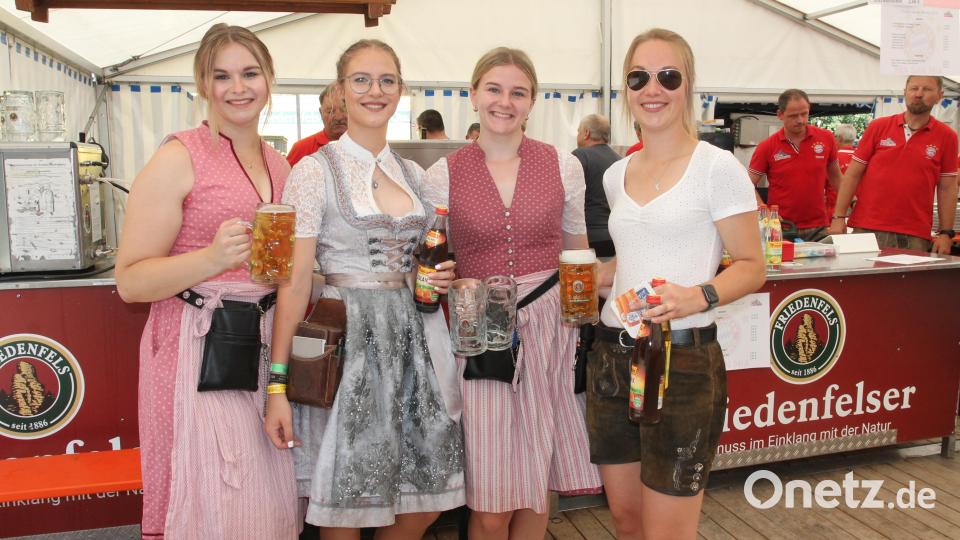 Die feschen Bedienungen schenken den Gästen gerne ein. Bild: pi