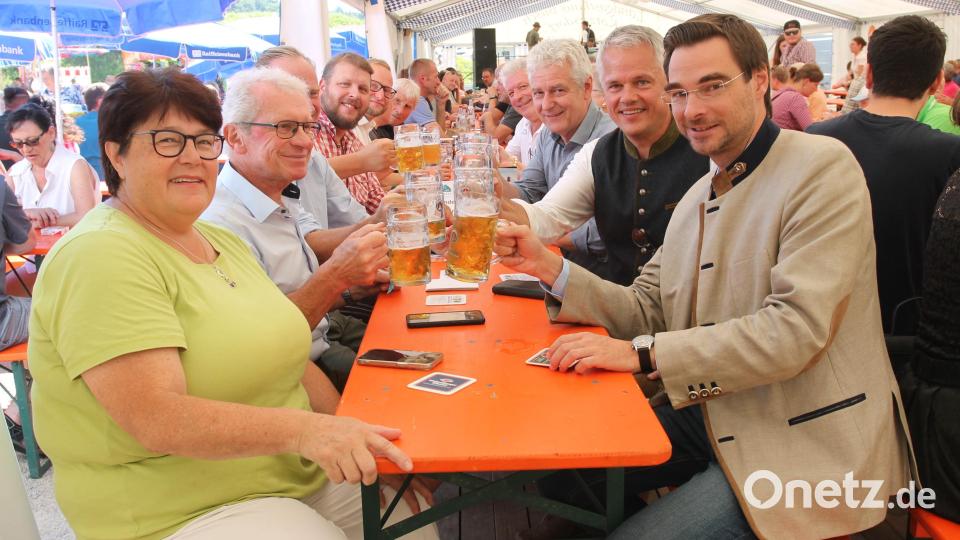 MdL Dr. Stephan Oetzinger (rechts) genießt wie Bürgermeister Thomas Meiler und dessen Flosser Kollege Robert Lindner (weiter von rechts) die prächtige Atmosphäre. Bild: pi