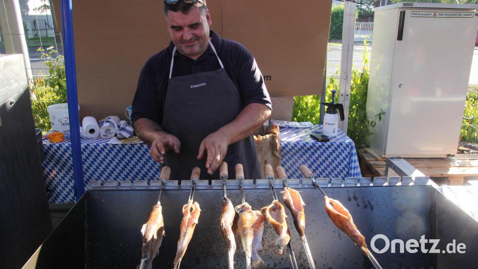 Es gab auch leckeren Steckerl-Fisch. Bild: kro