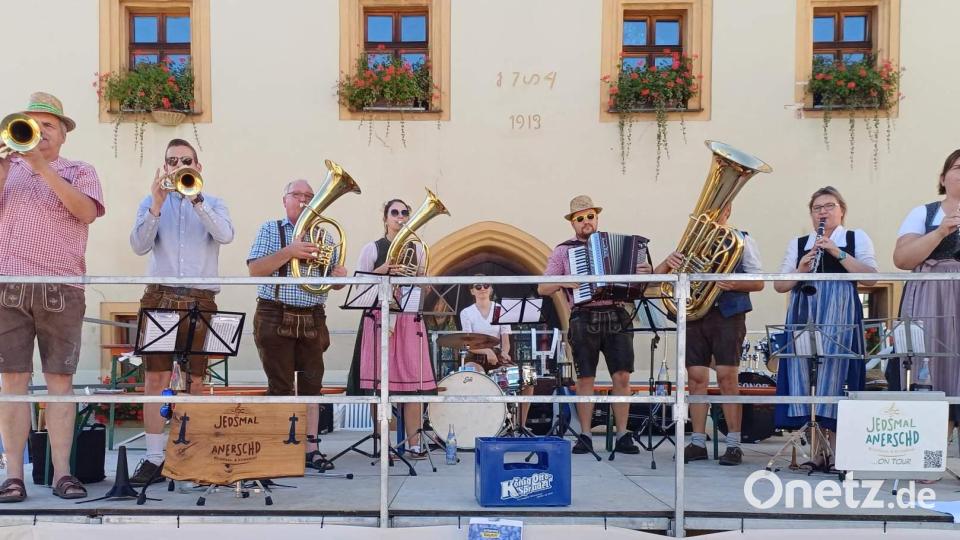 Auf dem Marktplatz übernahm ab 16 Uhr die Wirtshaus- und Kirwamusi „Jedsmal anerschd“ das Kommando auf der Festbühne. Bis in die Nacht hinein sorgten die Musikanten und Musikantinnen mit ihrer gelungenen Mischung aus volkstümlichen Melodien, Evergreens und aktuellen Hits für beste Stimmung unter den Besuchern Bild: u