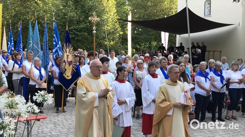 Ruhestandspfarrer Konrad Kummer und Dekan Pfarrer Christian Schulz konzelebrieren die Frauenbund-Messe am Freialtar auf dem Frohnberg. Bild: mma