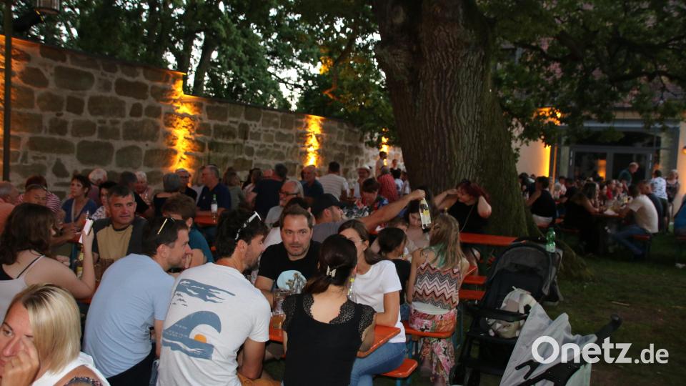 Hunderte Gäste genossen im Schatten des Kastenhauses die italienischen Spezialitäten der SV Grafenwöhr. Bild: sne