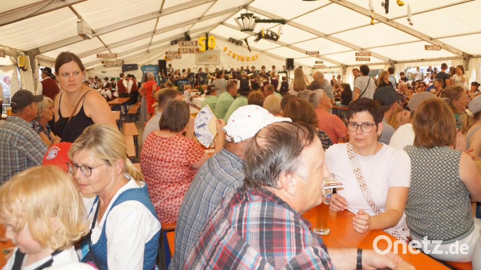Auch im Bierzelt geht es hoch her. Bild: wel