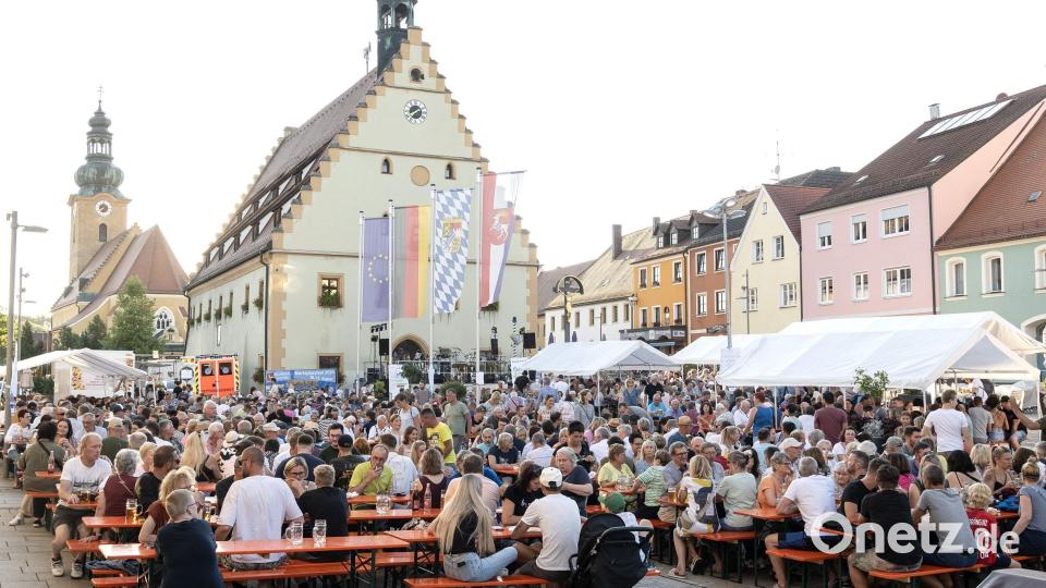 Das Hirschauer Marktplatzfest erweist sich einmal mehr als Besuchermagnet. Hirschaus Innenstadt wird zu einer einzigen Partymeile. Bild: u