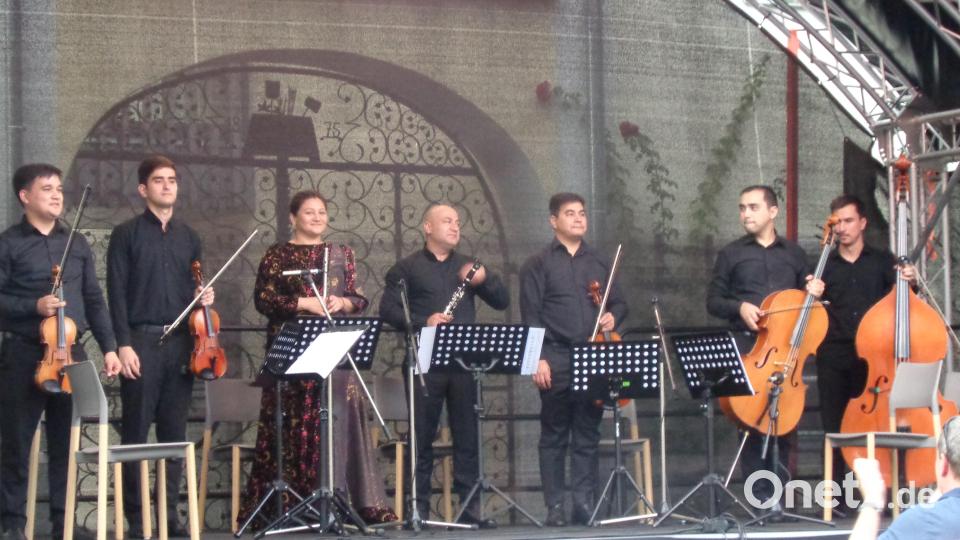Nehmen gerne den verdienten Schlussapplaus entgegen: Die sieben turkmenischen Musiker. Bild: amö