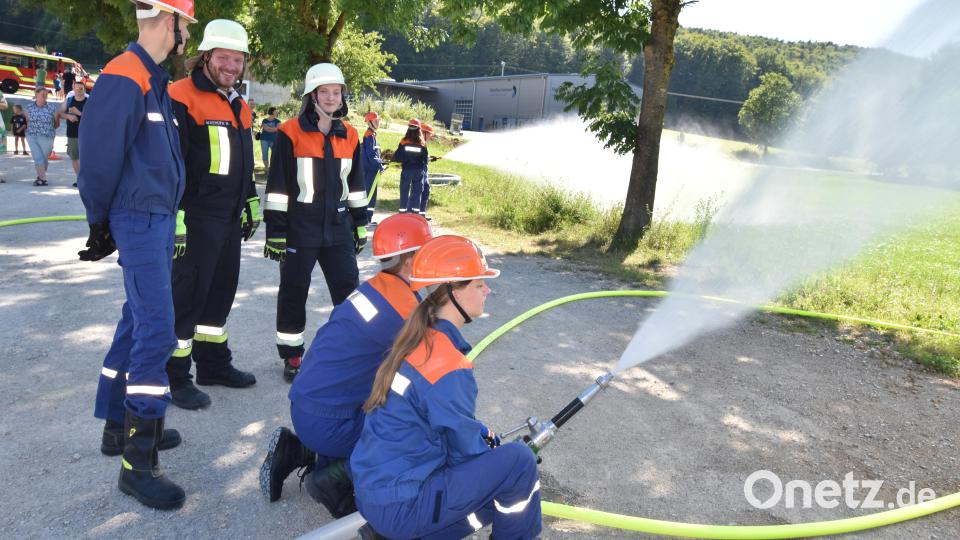 Zwei Mitglieder der Gemeindjugendfeuerwehr beim Löschangriff, beobachtet vom Gemeindefeuerwehrjugendwart Henner Wasmuth (stehend Mitte) und der Jugendwartin der Feuerwehr Augsberg, Dorothea Schwabe (stehend rechts) Bild: no