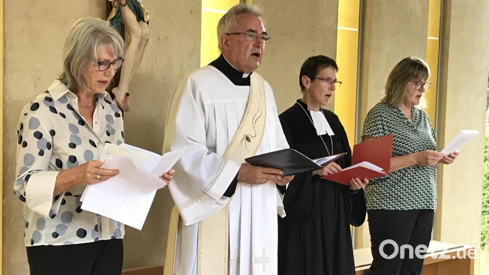 Irmi Kummert, der katholische Diakon Dieter Gerstacker, die evangelische Dekanin Ulrike Dittmar und Brigitta Heidlinger (von links) leiten den ökumenischen Gottesdienst auf dem Frohnberg. Bild: mma