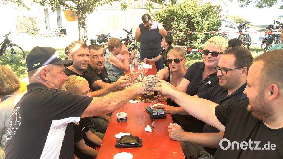 Den O&#039;schnitt vor dem Gumpener Feuerwehr-Gerätehaus nutzten auch einige Mitglieder der Feuerwehr Falkenberg (Bild) für ein vergnügliches Treffen. Bild: wro