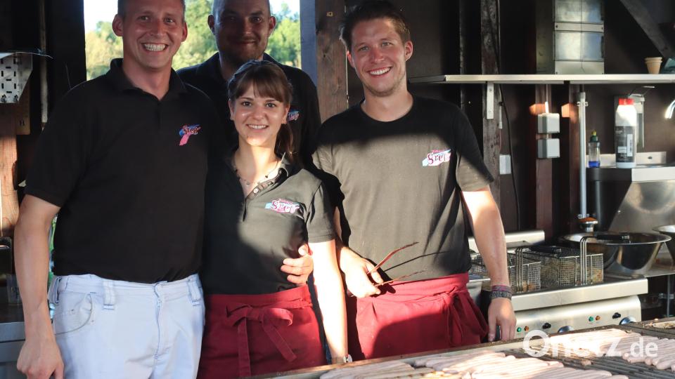 Johannes und Tamara Greß (von links) mit ihren Mitarbeitern sorgten für Schmankerl vom Grill und beim Mittagstisch auf der Riedener Kirwa. Bild: mrr