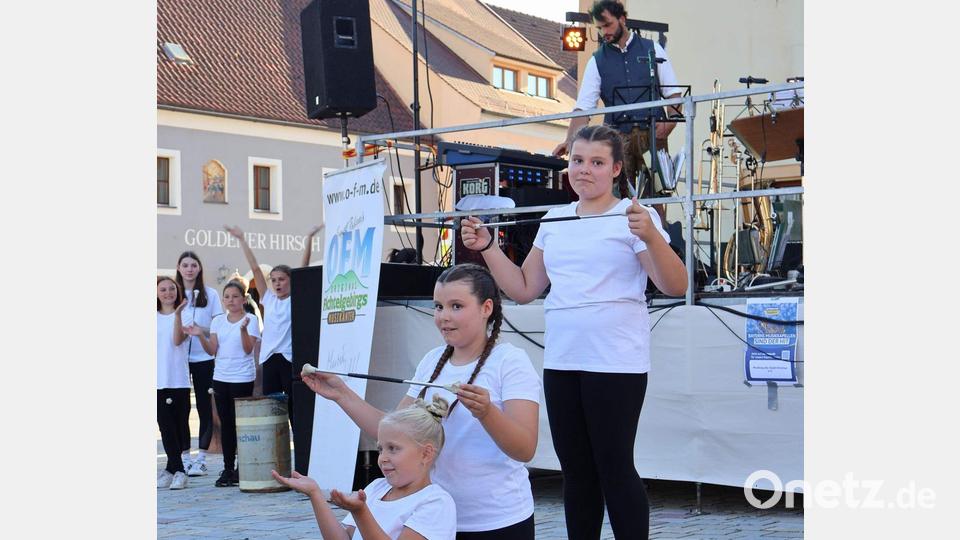 Großen Beifall ernteten die drei Nachwuchs-Majoretten (von vorne) Laura Biel, Sophie Cotoi und Julia Cotoi. Bei ihrem Showauftritt zu „Happy Kids“ von John de Sohn beherrschten sie ihre Tanzschritte ebenso sicher wie ihre Batons. Bild: u