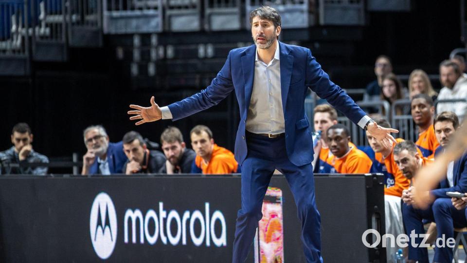 Álex Mumbrú: Bald als Bundestrainer an der Seitenline? Bild: Andreas Gora/dpa