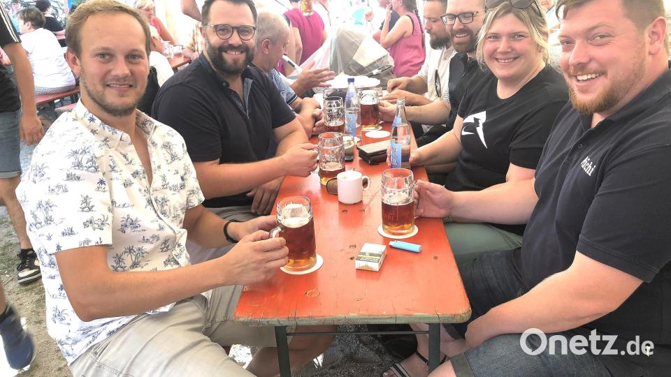 Die gute Laune war auch dem Bürgermeister von Falkenberg, Matthias Grundler (Zweiter von links), anzusehen. Bild: wro