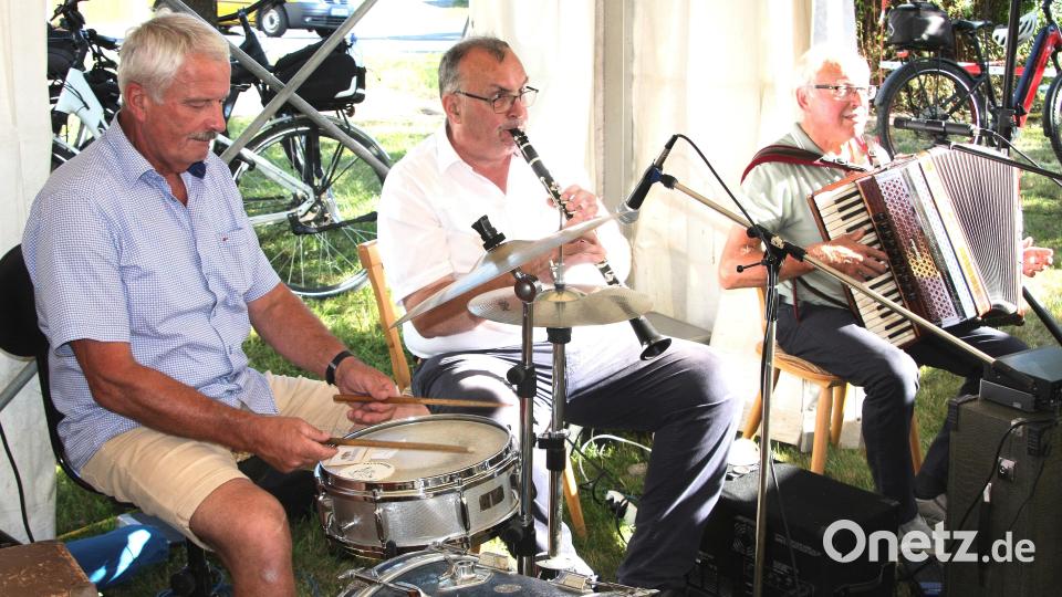 Am Sonntag unterhielt die Stodlmusik aus Falkenberg: Hans Schüner, Josef Franz und Ferdinand Lienerth (von links). Bild: wro