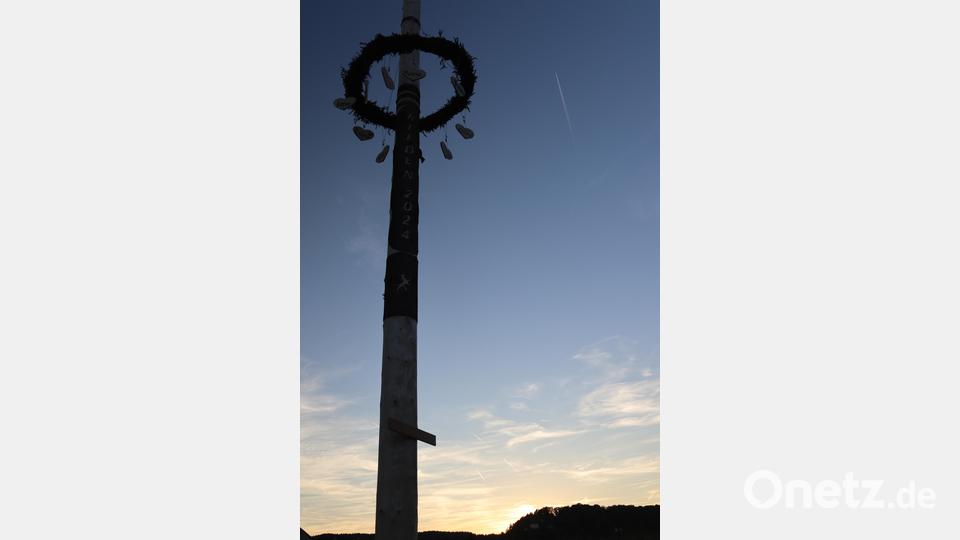 Abendstimmung mit Blick von Kirwaplatz auf den Riedener Schloßberg. Bild: mrr