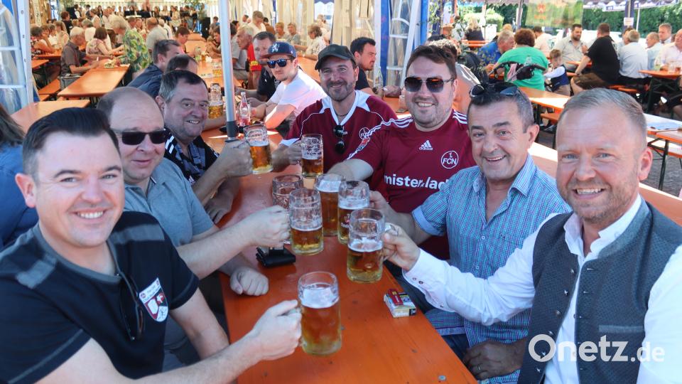 Der gebürtige Riedener, MdL Bernhard Heinisch (FW, rechts am Tisch), traf auf der &quot;Kirwa dahoam&quot; Freunde und Bekannte. Bild: mrr