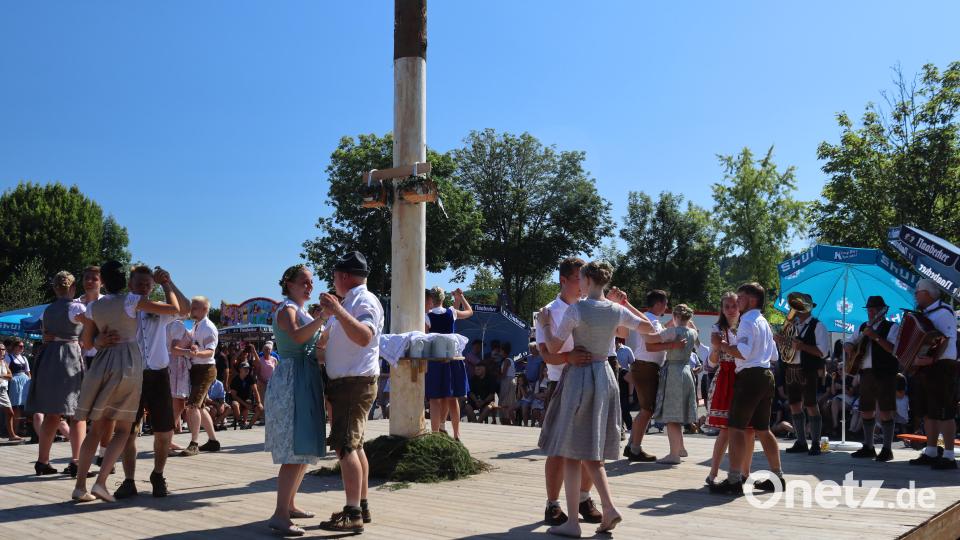 Das Baumaustanzen der zehn Kirwapaare umrahmten die Schnarndorfer Musikanten Bild: mrr