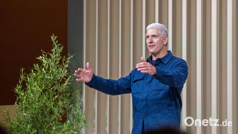 Laut Googles Gerätechef Rick Osterloh wächst das Android-Betriebssystem immer enger mit der KI zusammen. Bild: Andrej Sokolow/dpa