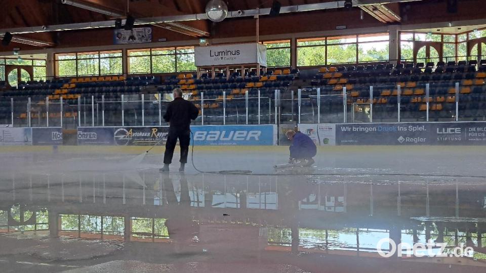 Die Eismeister Uwe Schmidt und Emil Geiser reinigen die Eisfläche in der Hans-Schröpf-Arena in Weiden. Bild: Jessica Fechner