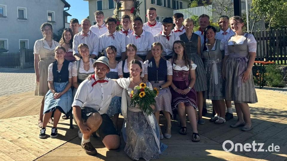 Die Kürmreuther Kirwapaare des Jahres 2024 auf einem gemeinsamen Foto; im Vordergrund das Oberkirwapaar Eric Luber und Josephine Graml. Bild: Karin Wittmann
