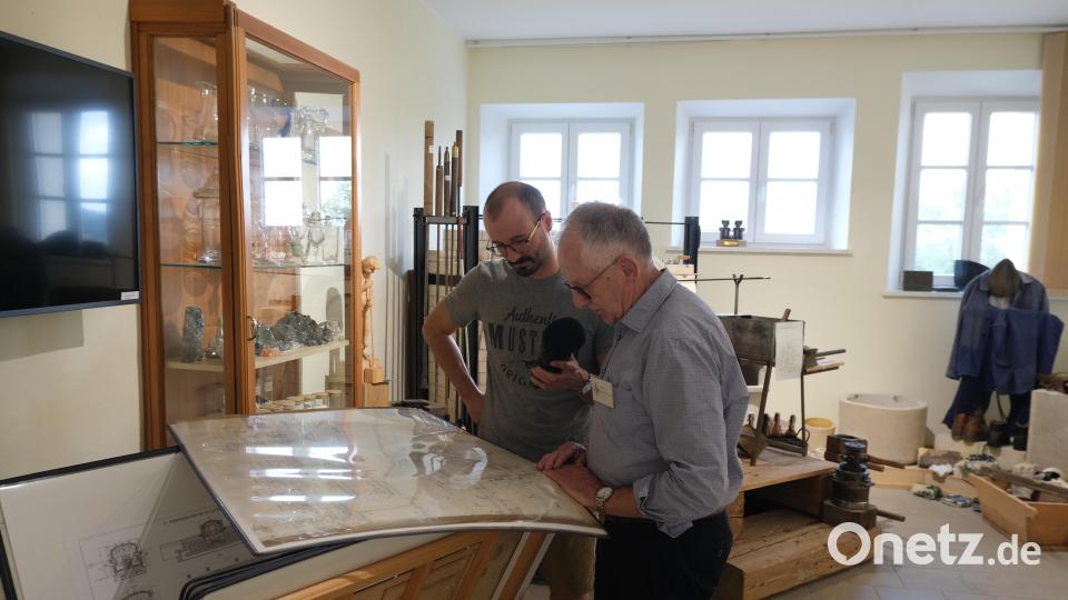 Gemeinsam mit Benno Krottenthaler (links) tauchte Journalist Ralph Würschinger im Plößberger Museum in die örtliche Industriegeschichte ein. Bild: Barbara Habel