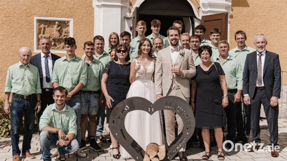 Die Mitarbeiter und Kollegen der Firma Howa gratulierten dem Brautpaar vor der Kirche Sankt Ägidius in Ebnath. Bild: Norbert Horn/exb