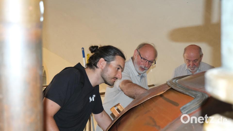 Lukas Fleischmann erhielt durch Rainer Gottas und Werner Männer Einblicke in das Kommunbrauhaus in Mitterteich. Bild: Barbara Habel