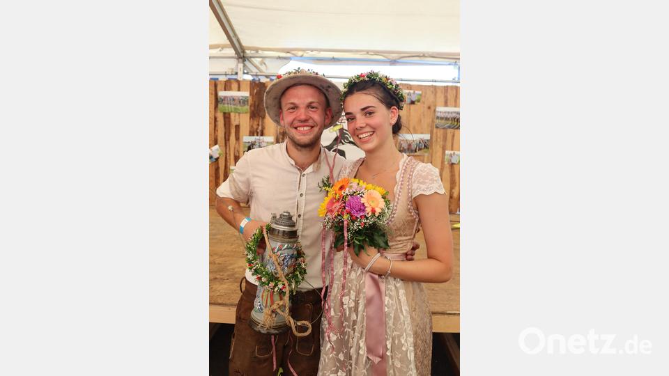 Das neue Riedener Oberkirwapaar heißt Luca Hollweck und Hanna Döberl Bild: mrr