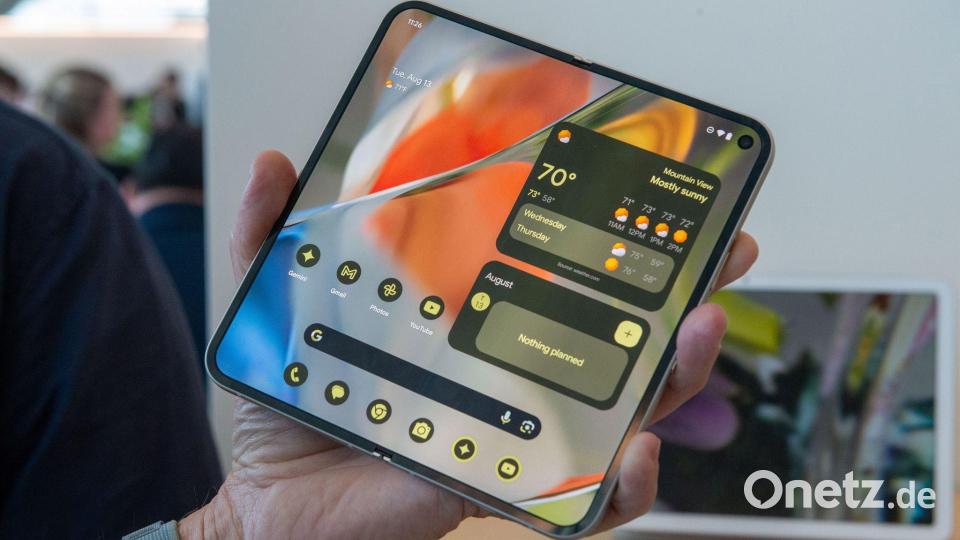 Das Pixel 9 ProFold konkurriert mit auffaltbaren Smartphones vor allem von Samsung. Bild: Andrej Sokolow/dpa