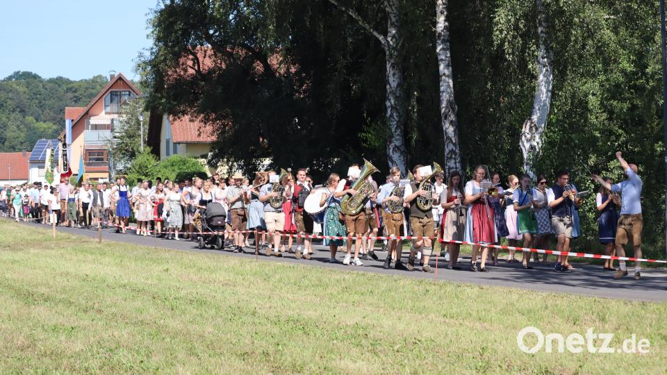 Der Festzug mit der Blaskapelle St. Georg Rieden, Ehrengästen, Bürgermeistern, Markträten, Fahnenabordnungen der Vereine und den Besuchern. Bild: mrr