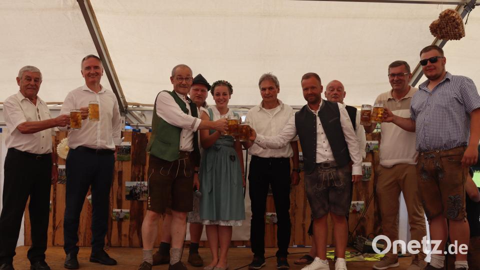 Sie stießen auf eine schöne Kirwa an: Altbürgermeister Gotthard Färber (von links), Landtagsabgeordneter Dr. Harald Schwartz (CSU), Erster Bürgermeister Erwin Geitner, das bisherige Oberkirwapaar Sebastian Schmidt und Elena Haas, Zweiter BGM Josef Weinfurtner, Landtagsabgeordneter Bernhard Heinisch (FW), Dritter BGM Gerhard Schnabel, Schmidmühlens BGM Peter Braun und Kirwaleit-Chef Marcel Malotta Bild: mrr
