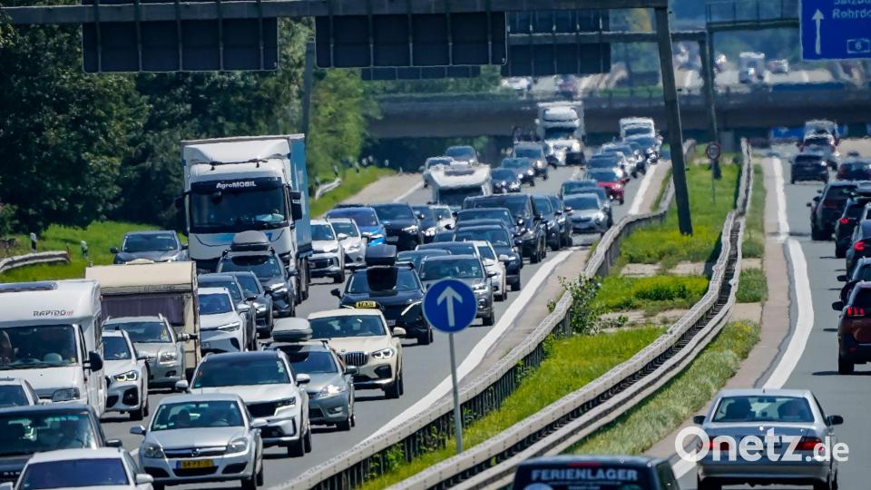 Fahrzeuge stauen sich auf der Autobahn A8 bei Rosenheim in Fahrtrichtung München. (Archivbild) Bild: Uwe Lein/dpa
