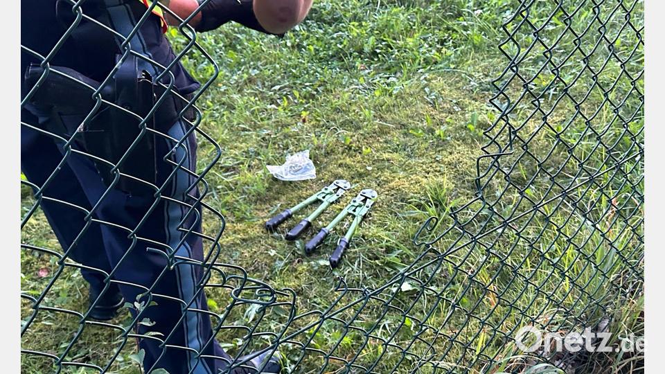 Wohl mit Bolzenschneidern wurden Löcher in den Zaun um den Flughafen Nürnberg geschnitten. Bild: Daniel Vogl/dpa