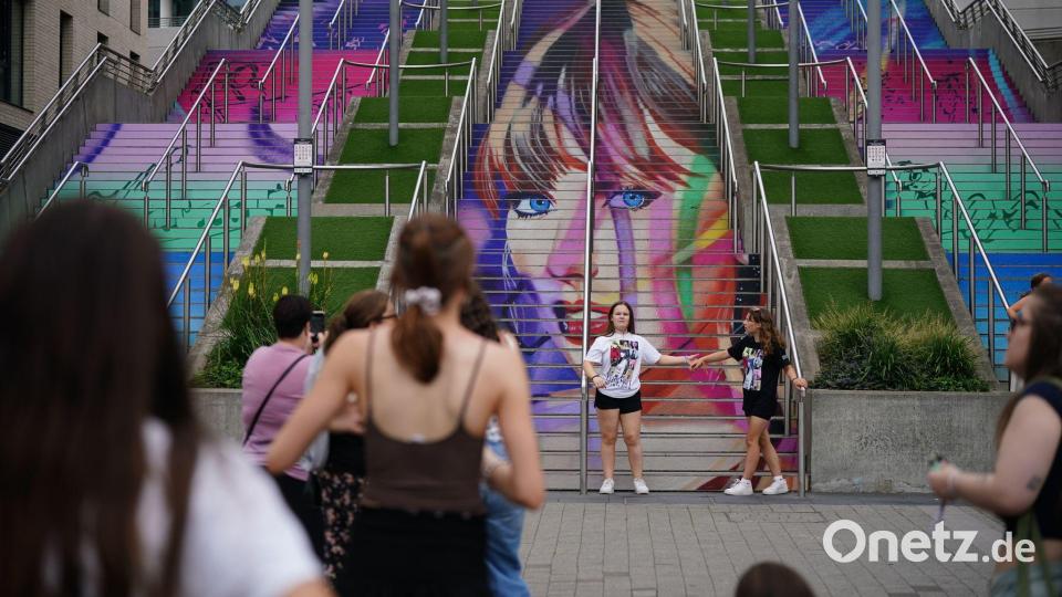 Ihre Fans - „Swifties“ - feiern den US-Star schon vorab. Bild: Yui Mok/PA Wire/dpa