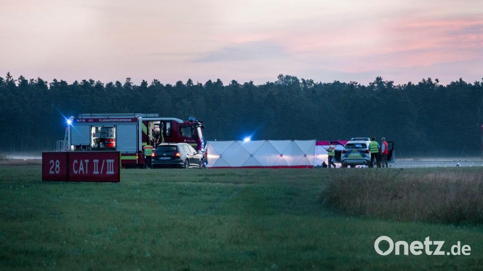 Sichtschutzblenden verbergen die Protestaktion der Klima-Initiative Letzte Generation auf dem Nürnberger Flughafen. Bild: Daniel Vogl/dpa