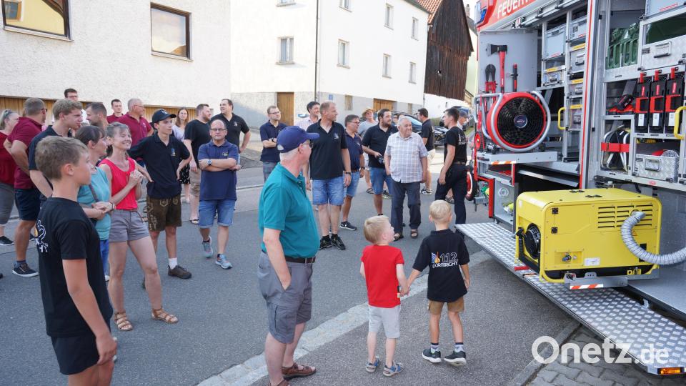 Groß war das Interesse bei Jung und Alt beim Blick in das neue Feuerwehrauto Bild: nib