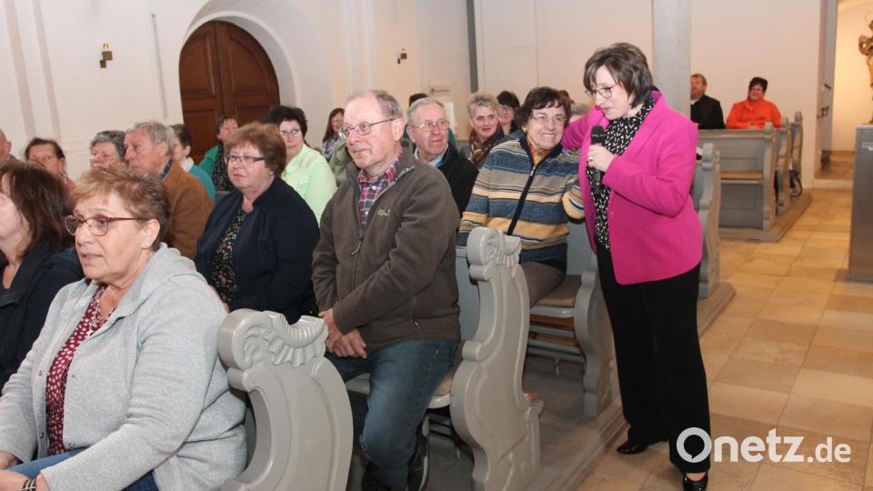 Brigitte Traeger bezieht die begeisterten Besucher des Konzerts mit ein. Bild: pi
