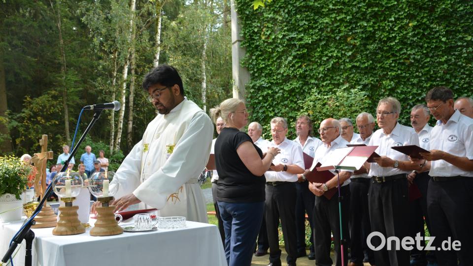 Auch für Pfarrer Paily ist der Festgottesdienst am Fuße des Aussichtsturms und unter dem Dach der hohen Bäume ein Erlebnis. Bild: fdl