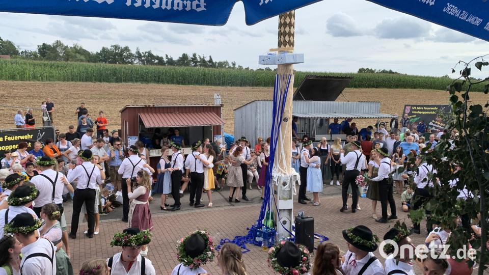 24 Paare tanzen um den Kirwabaum – wer wird das neue Oberkirwapaar? Bild: Katja Stiegler/exb