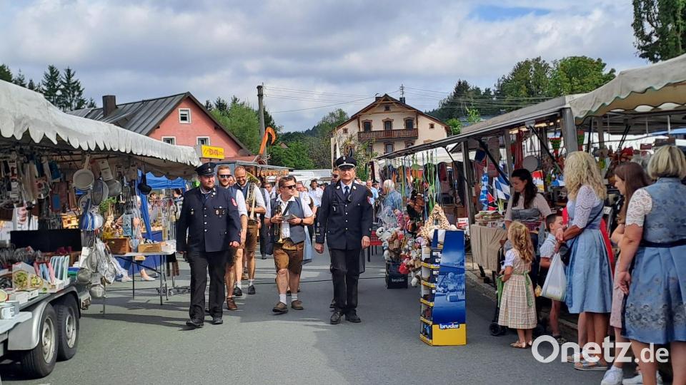 Am Festzug beteiligten sich Sebastian Wiche (vorne, links) und Georg Lehnert (vorne, rechts) von der Feuerwehr. Bild: gis