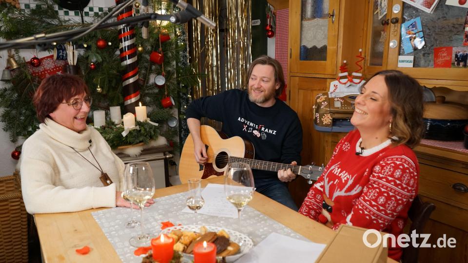 Kabarettistin Lizzy Aumeier musste ihren Besuch beim &quot;Adventsfranz&quot; absagen. Stattdessen gibt es eine Folge mit Blick hinter die Kulissen (&quot;Behind the Scenes&quot;). Als Gast springt Mama Gerlinde Glaser ein, aus deren Küche gesendet wird. Bild: Katharina Glaser/exb