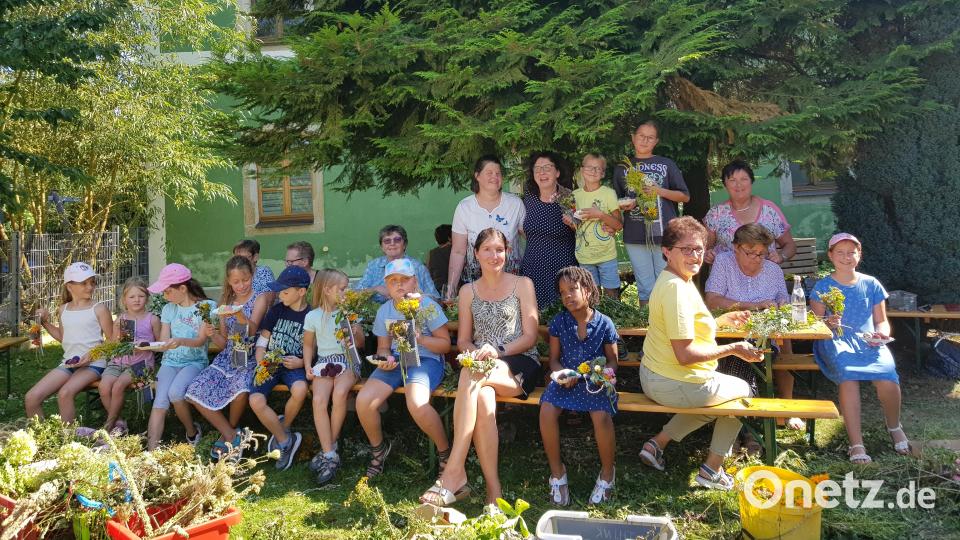Auch die Kinder freuten sich über ihre selbst gefertigten Kräuterbuschen und Seifen beim Frauenbund im Rahmen des Ferienprogramms. Bild: Peter Garreiss