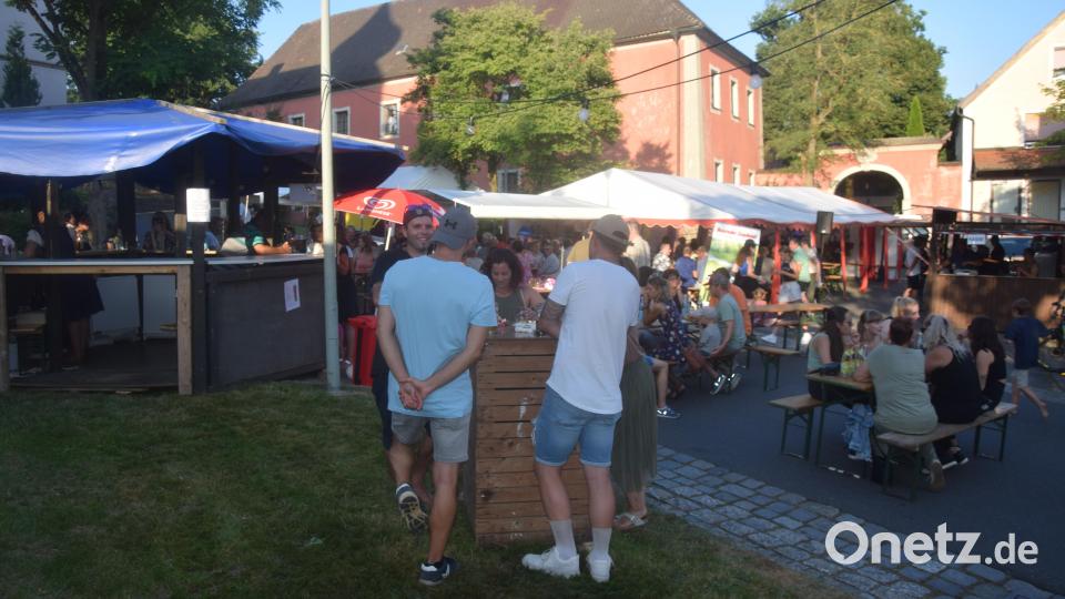 Abends hatte sich der Dorfplatz voll gefüllt. Der Schatten war angenehm zum Feiern. Bild: fz