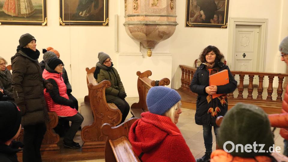 &quot;Bildung ermöglicht es einer Frau, sich selbst den Lebensunterhalt zu verdienen und beugt letztlich sogar der Genitalverstümmelung vor&quot;, sagte Tanja Weiß den Teilnehmern an der Stadtfühhrung in der Hedwigskirche zum Orange Day. Bild: cog